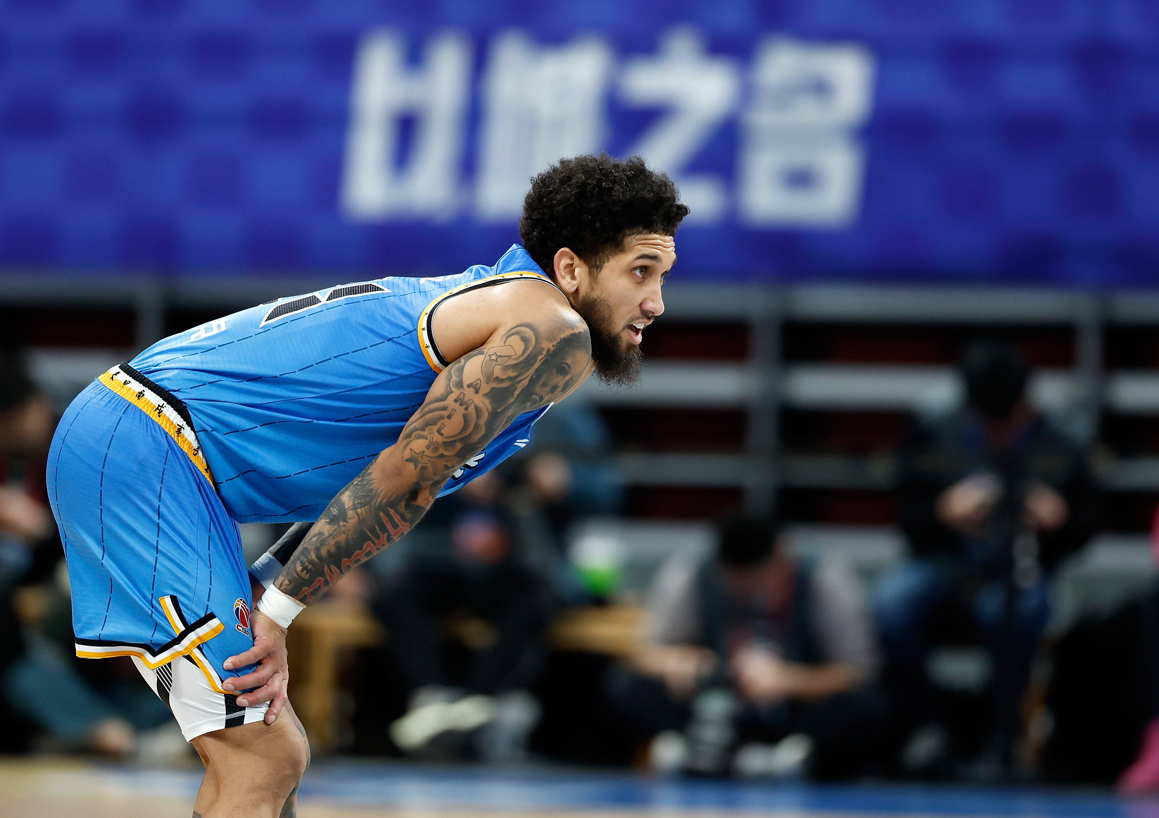 小牛队内球员连连得分,领先对手 小牛队内球员连连得分,领先对手