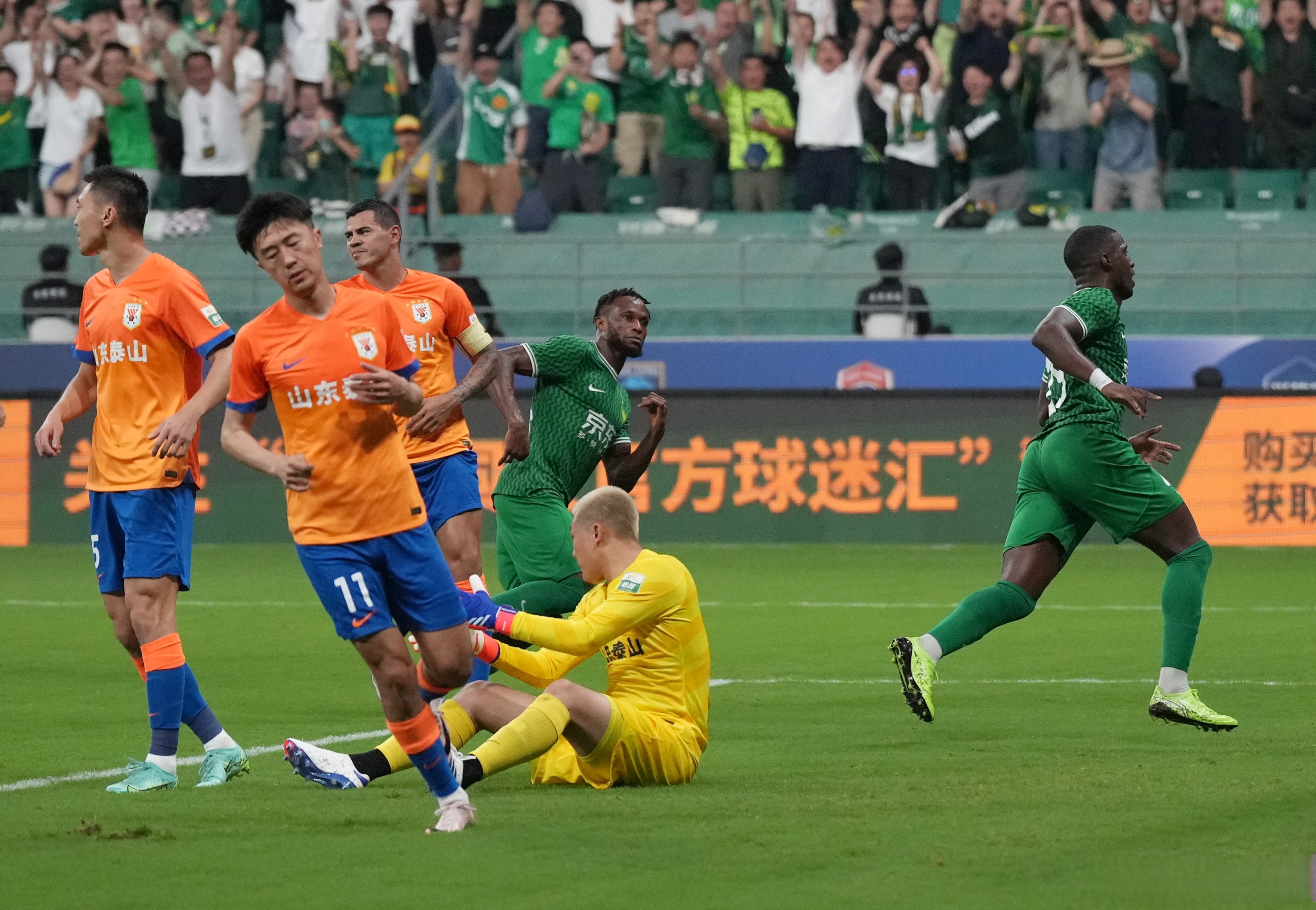 黄蜂战胜强敌！球员发挥精彩，带领球队取胜的简单介绍