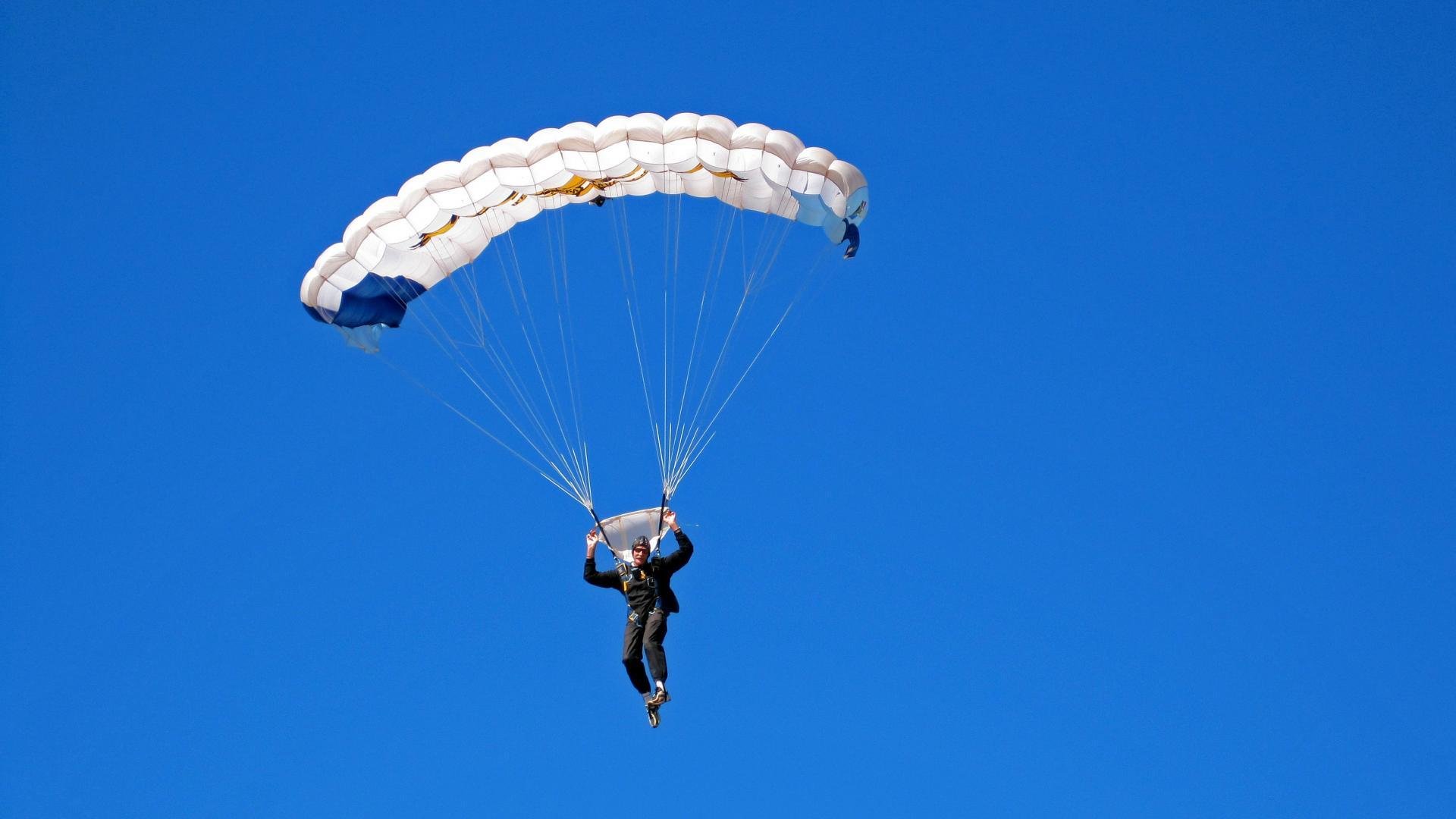 布伦森关键节点连续得分，深圳队踏平马刺，跨越时空的篮球启示
